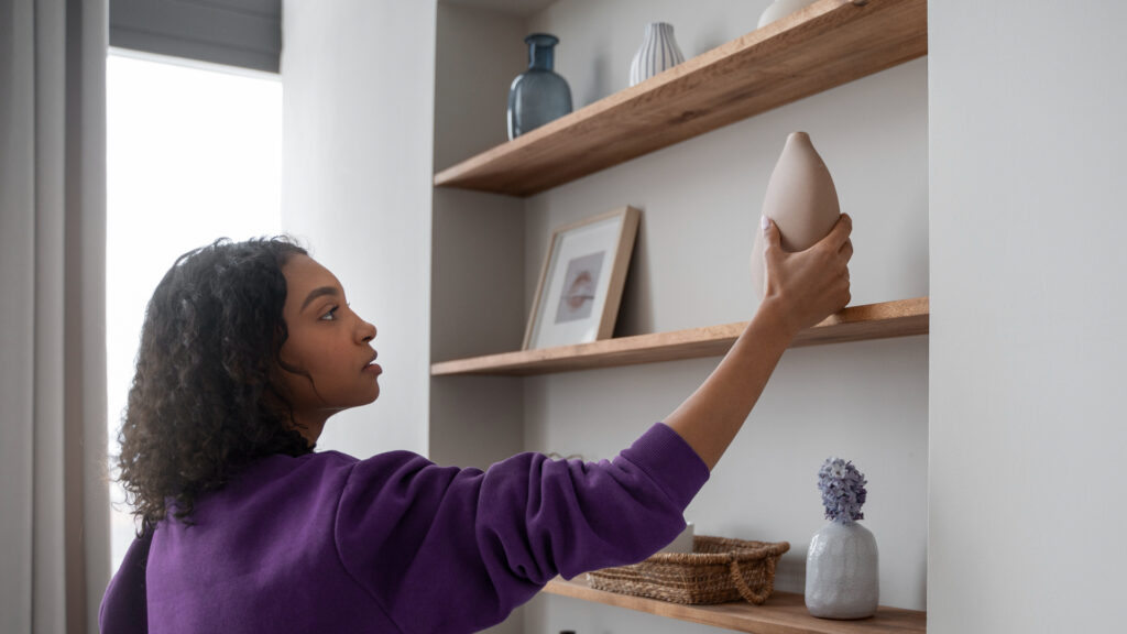 mulher colocando nova decoração em casa