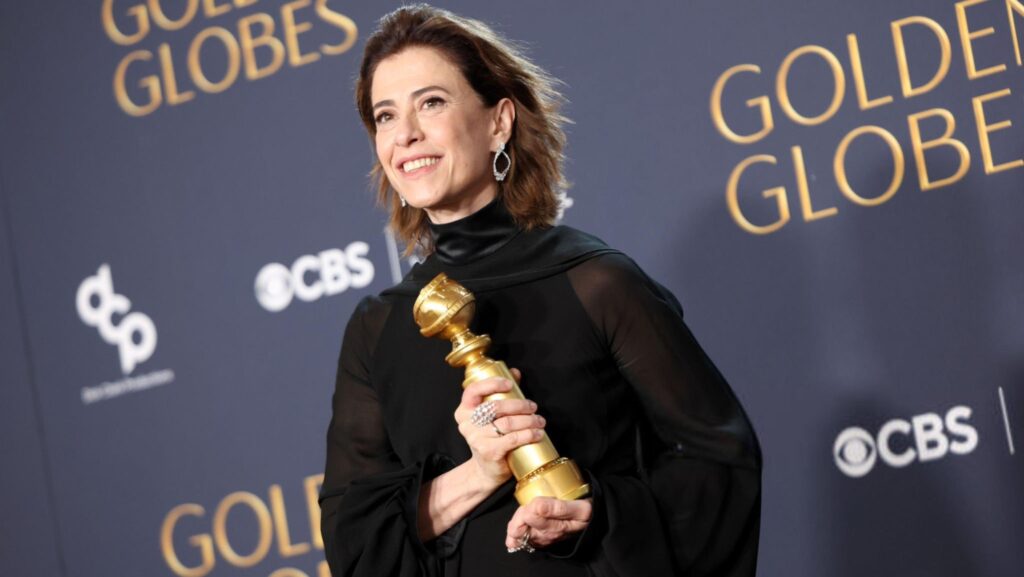 fernanda torres com troféu globo de ouro