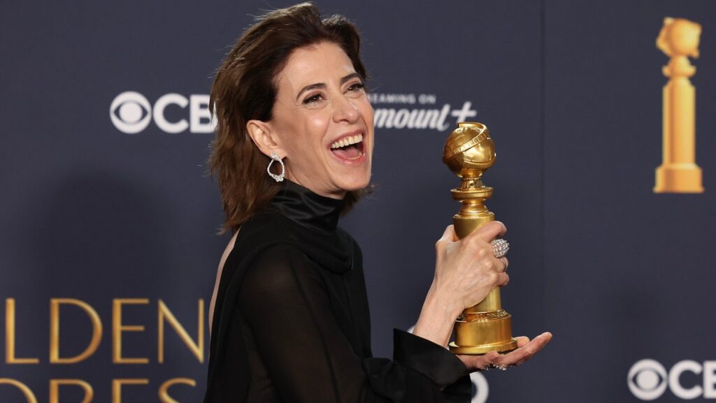 fernanda torres segurando troféu globo de ouro