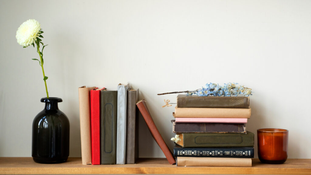 livros organizados na estante de uma casa