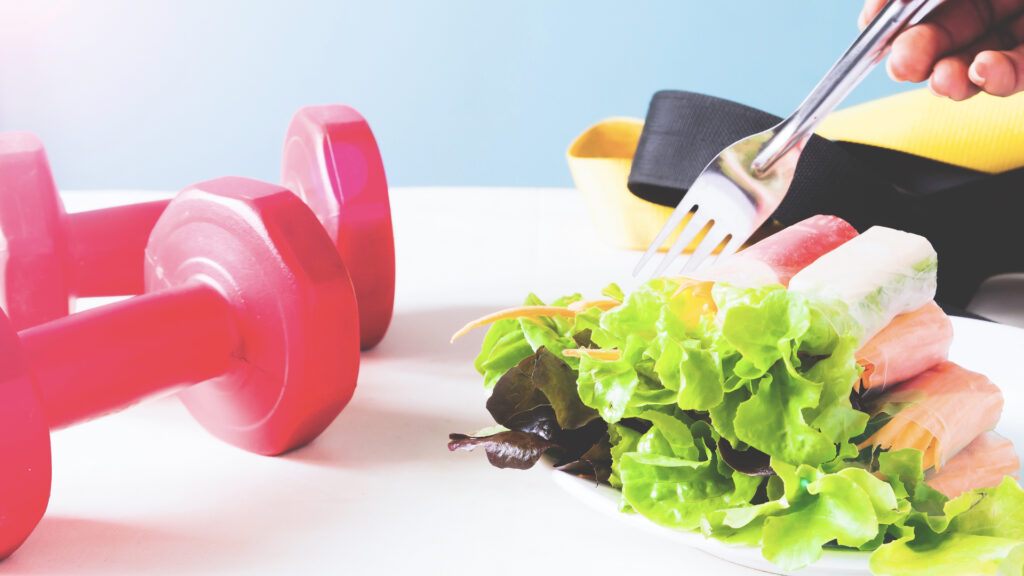 salada e pesos para exercício