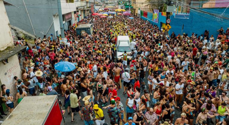 foliões no carnaval de rua