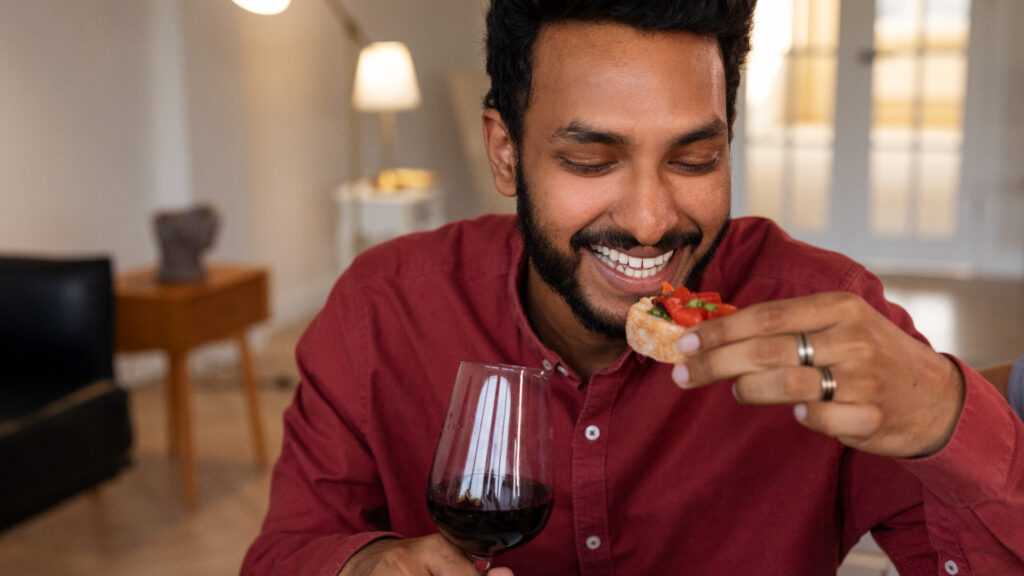 homem bebendo vinho desmentindo mitos consumo vinho