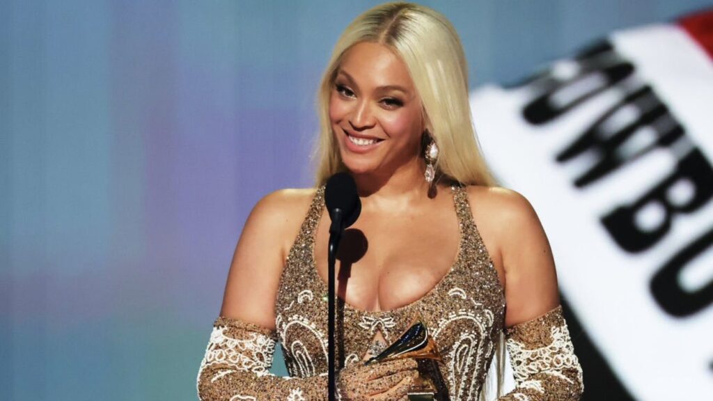 beyoncé segurando grammy no palco