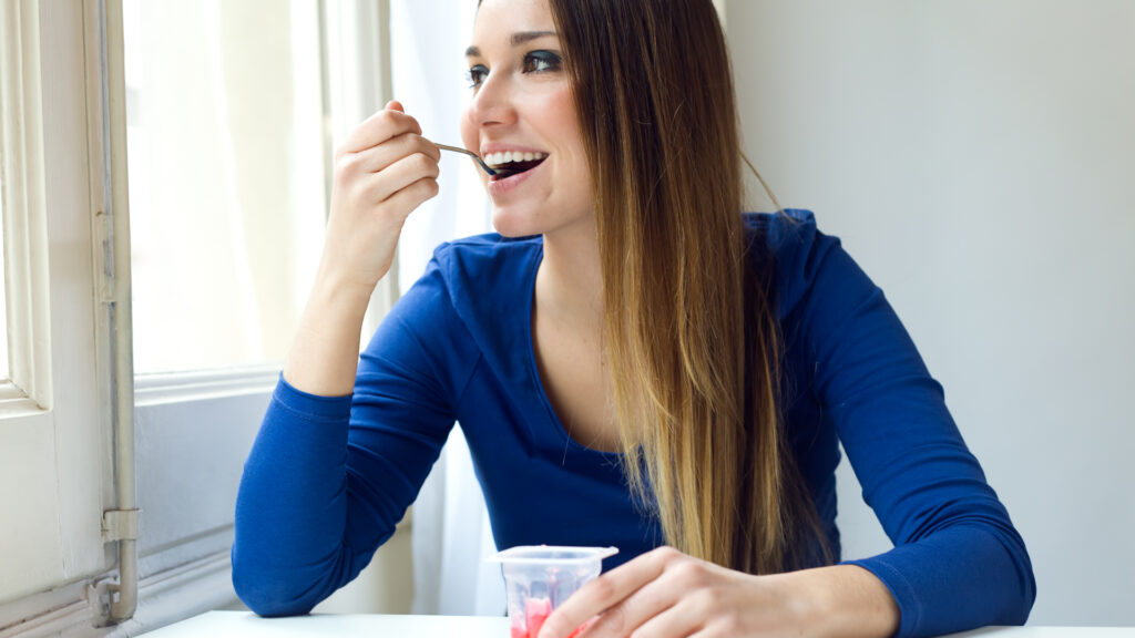 mulher comendo gelatina