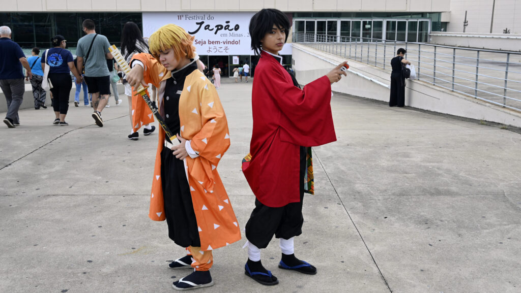 pessoas no festival do japão em minas