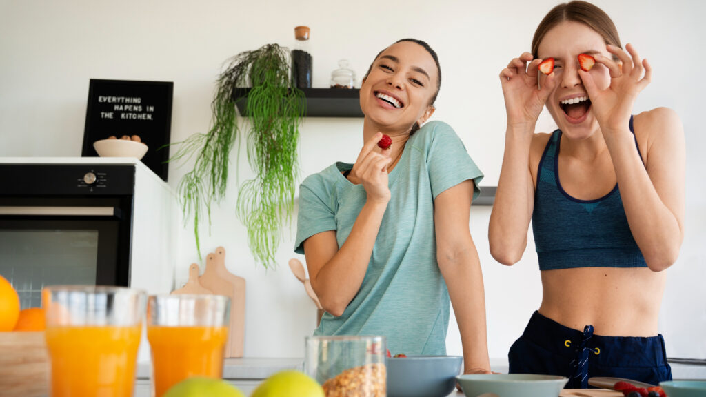 mulheres felizes praticando hábitos saudáveis