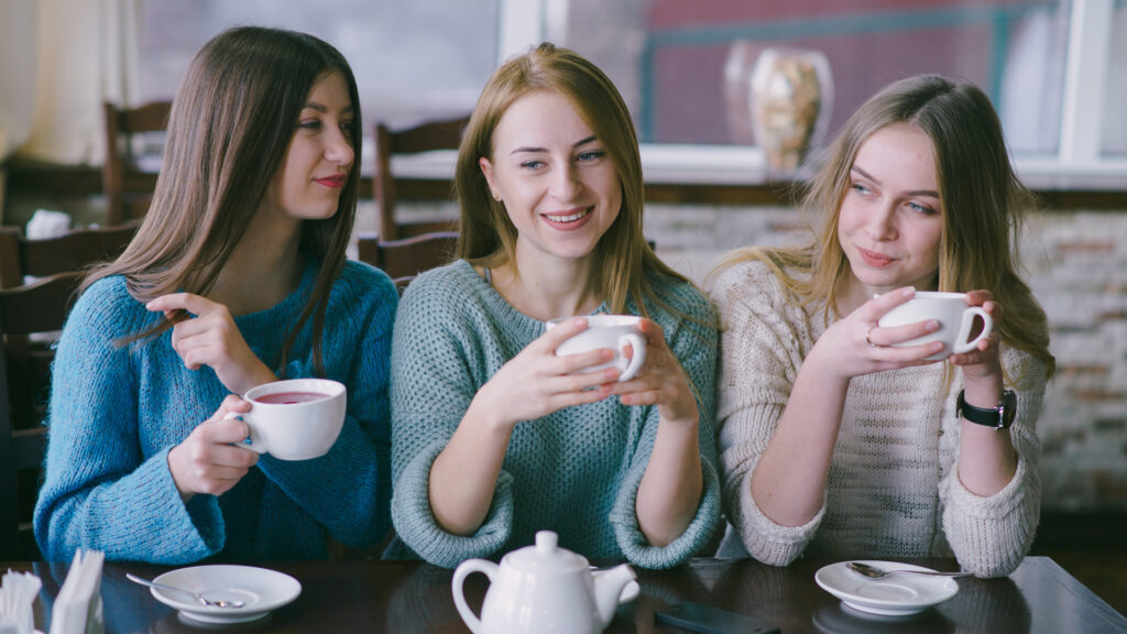 mulheres jovens na cafeteria