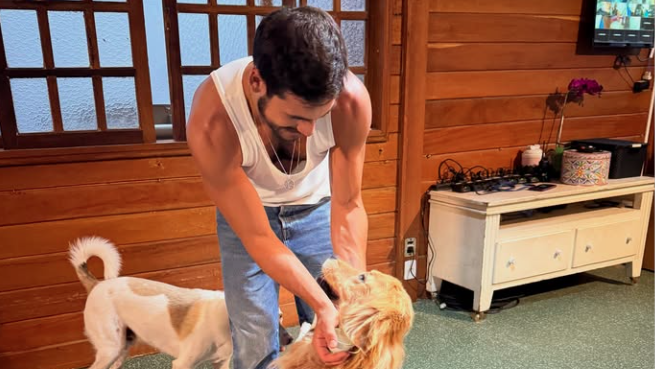 nicolas prattes com cachorro do filme minha vida com shurastey