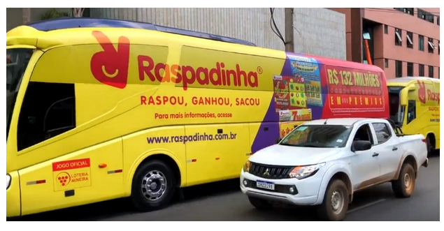 ônibus com propaganda da raspadinha