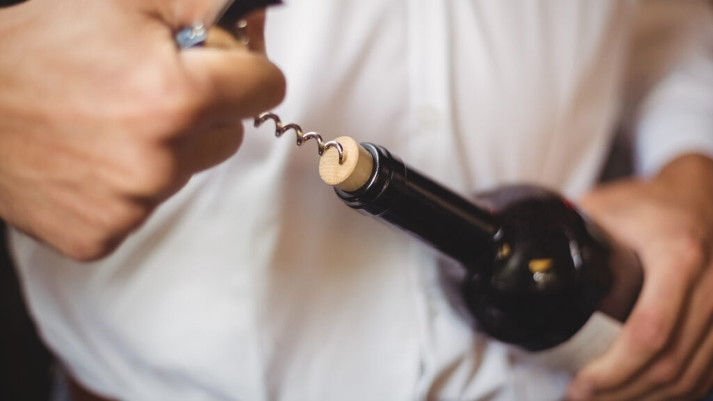 sacando a rolha do vinho