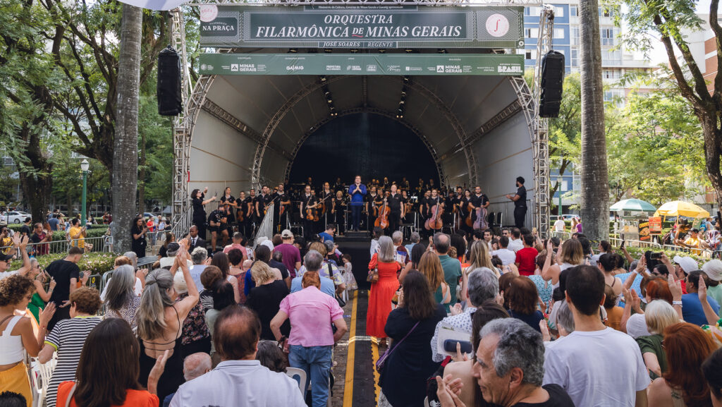 orquestra filarmônica se apresentando na praça