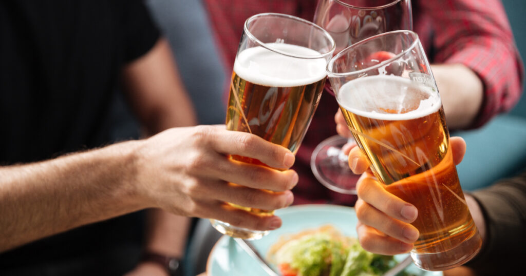 Amigos brindando com cerveja