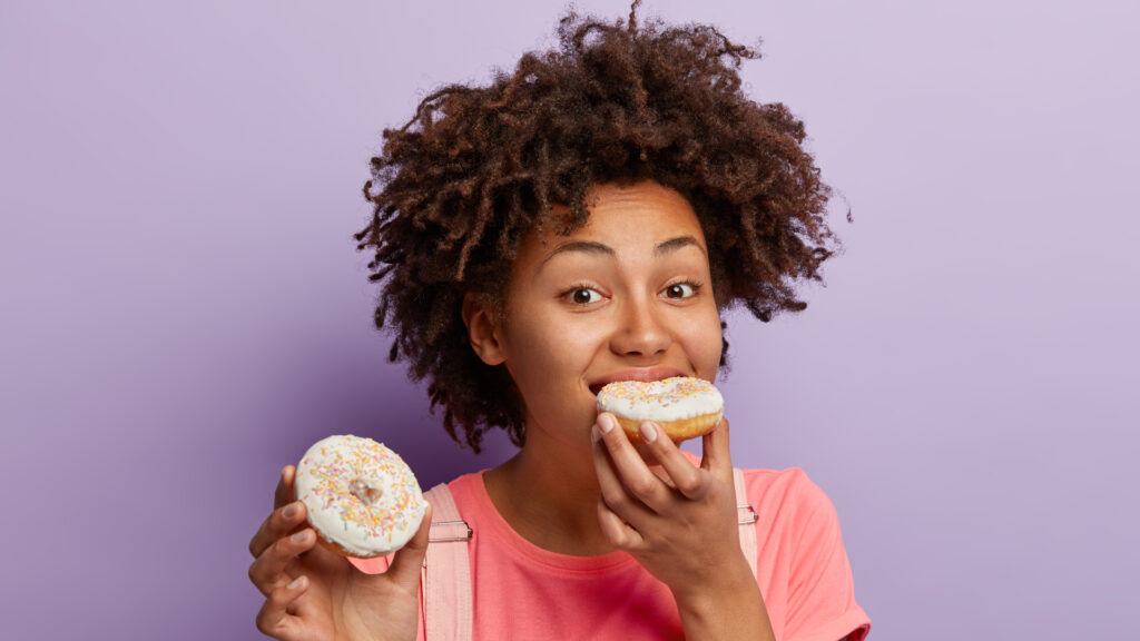 mulher comendo doces controle insulina