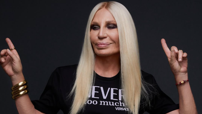donatella versace posando
