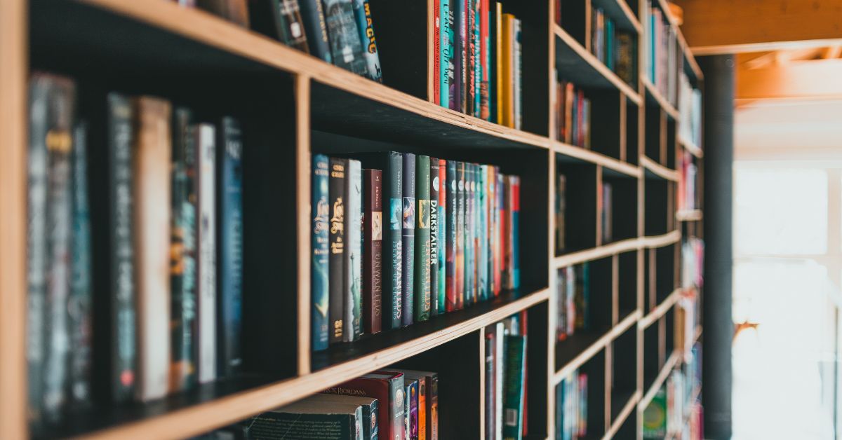 Estante cheia de livros