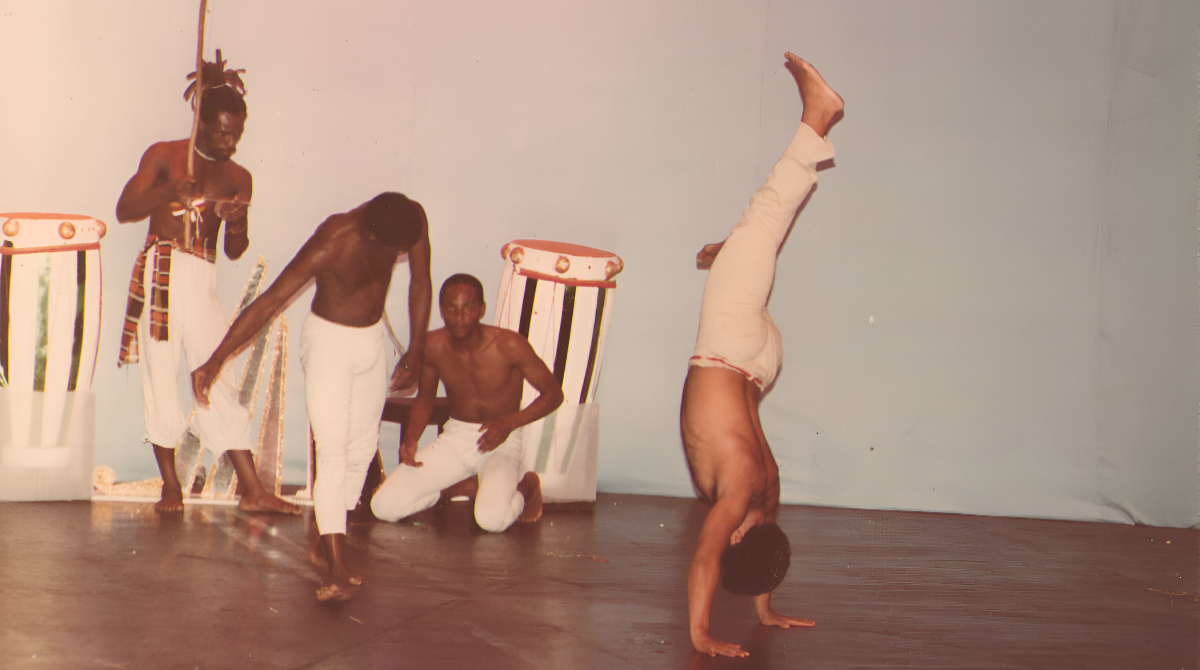 pessoas jogando capoeira