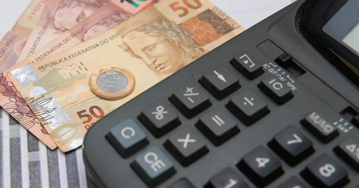 dinheiro e calculadora