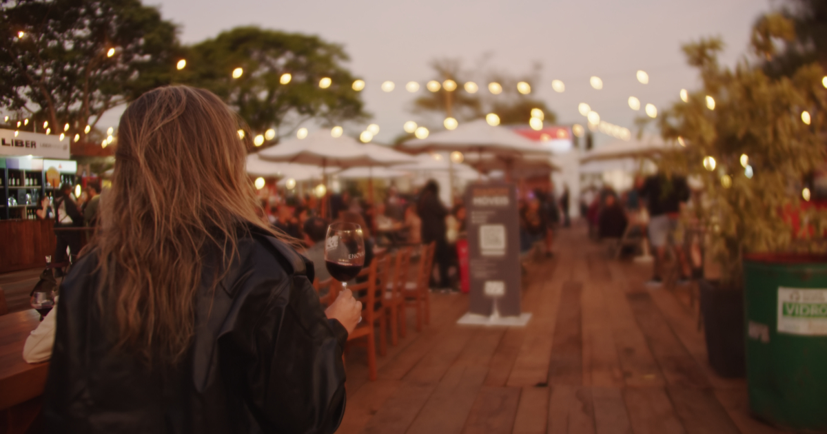 pessoa no festival de vinho e jazz de tiradentes