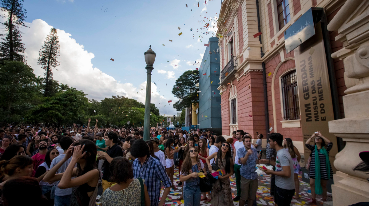 público da primavera dos livros na praça da liberdade