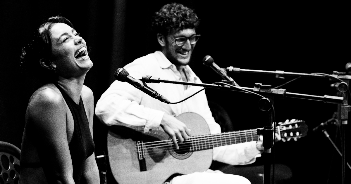sophie charlotte e tom veloso cantando