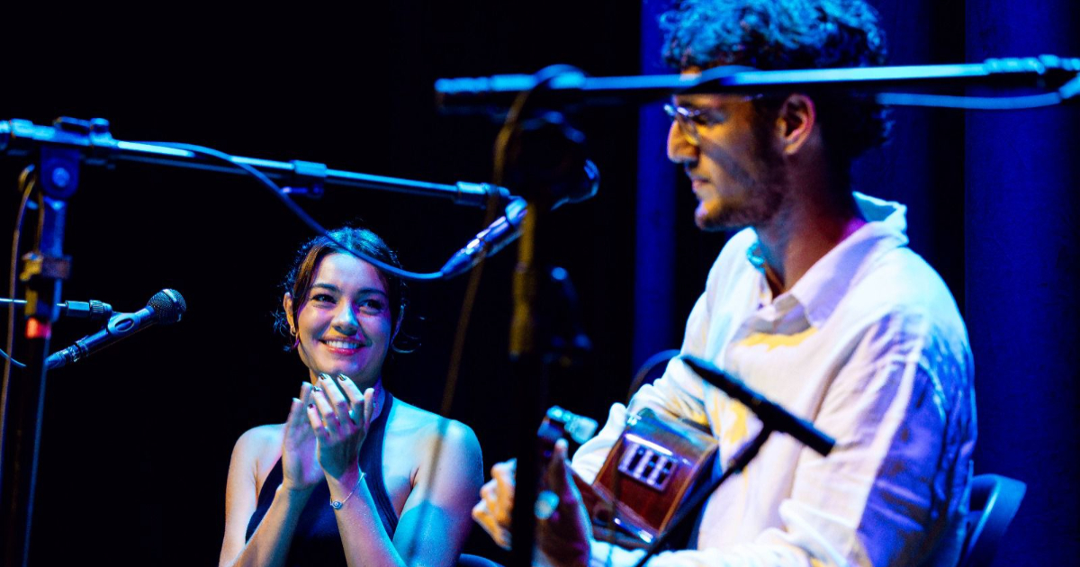 sophie charlotte e tom veloso no palco