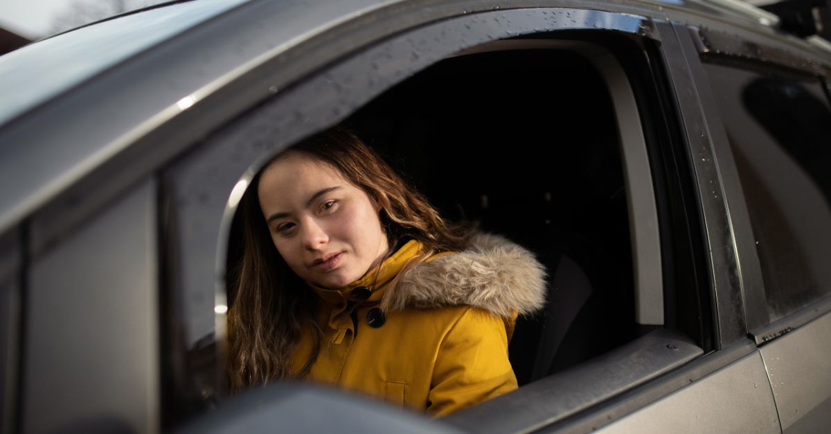 Motorista pcd dirigindo um carro