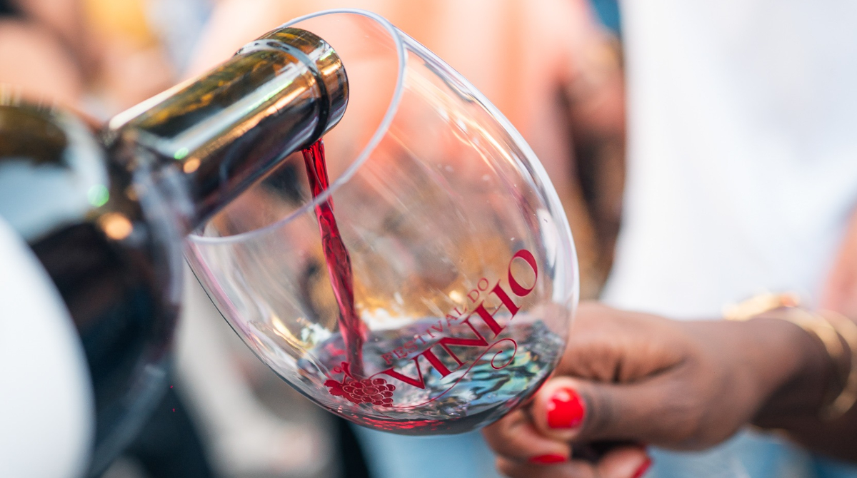 pessoa servindo vinho na taça