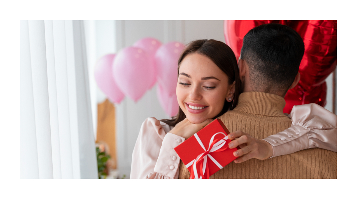 casal abraçado com presente