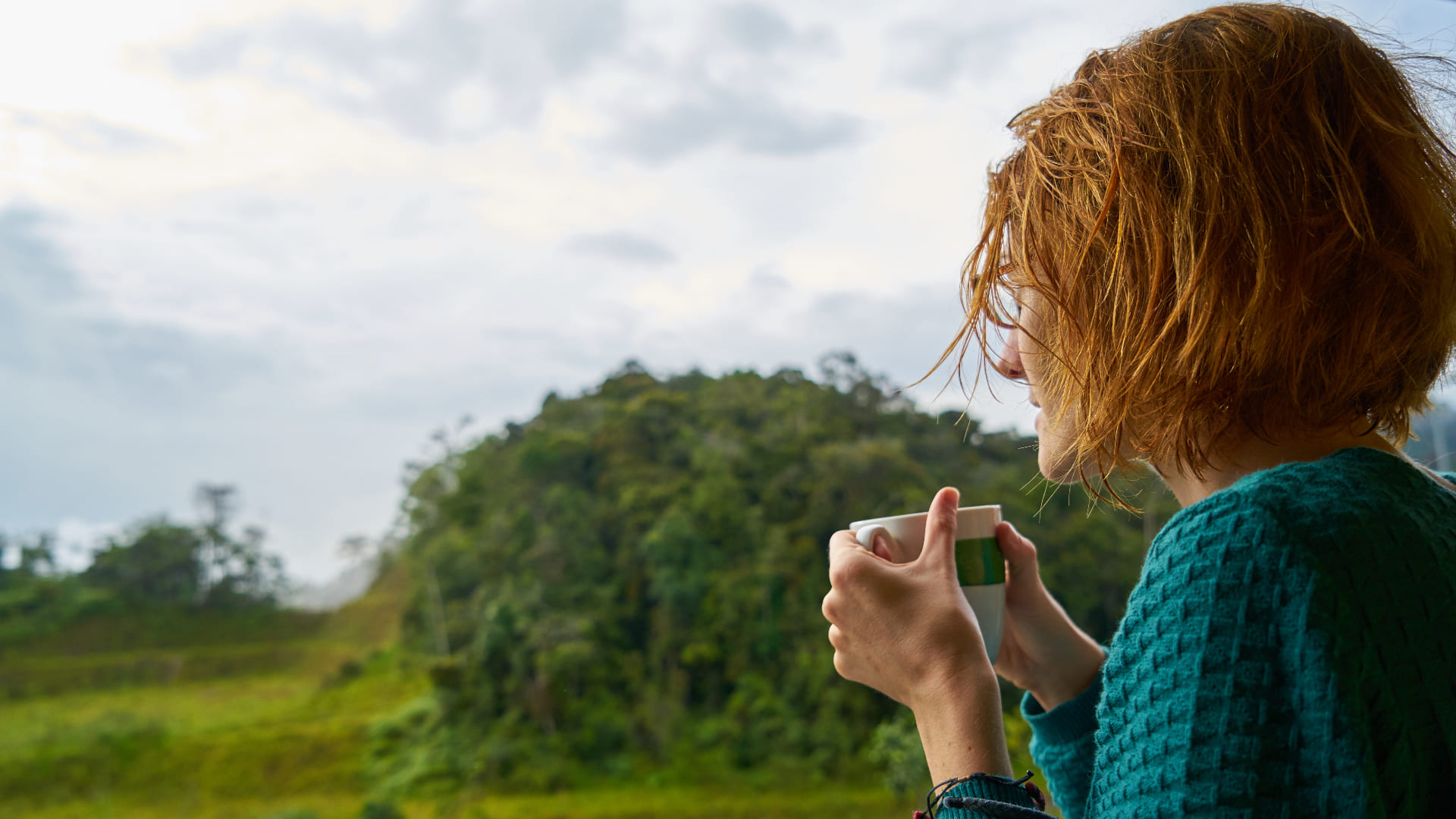 mulher em contato com a natureza