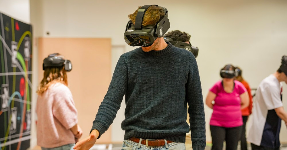 pessoa com óculos de realidade virtual