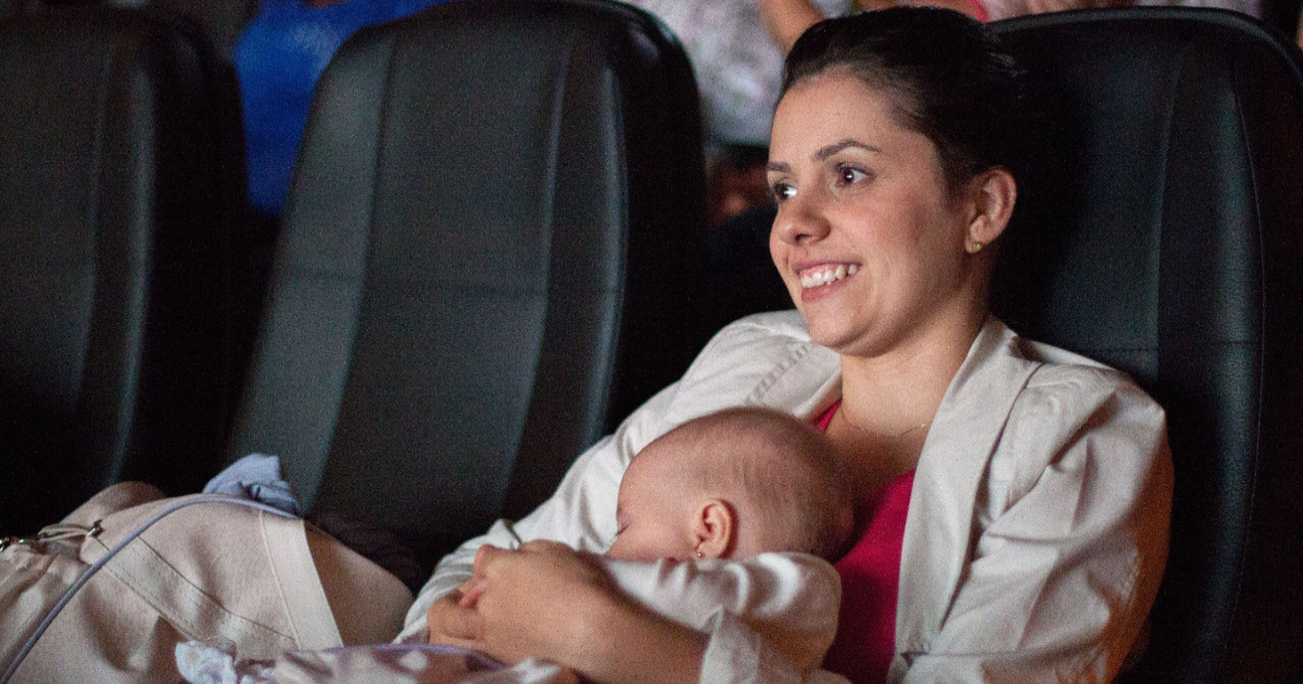 mãe e bebê no cinema