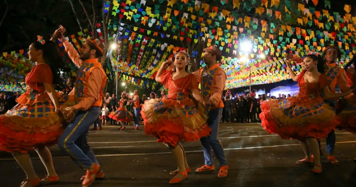pessoas dançando quadrilha em festa junina