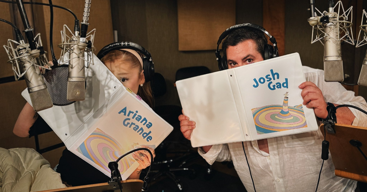 ariana grande e josh gad no estúdio de 'Oh, Os Lugares Que Você Irá!'