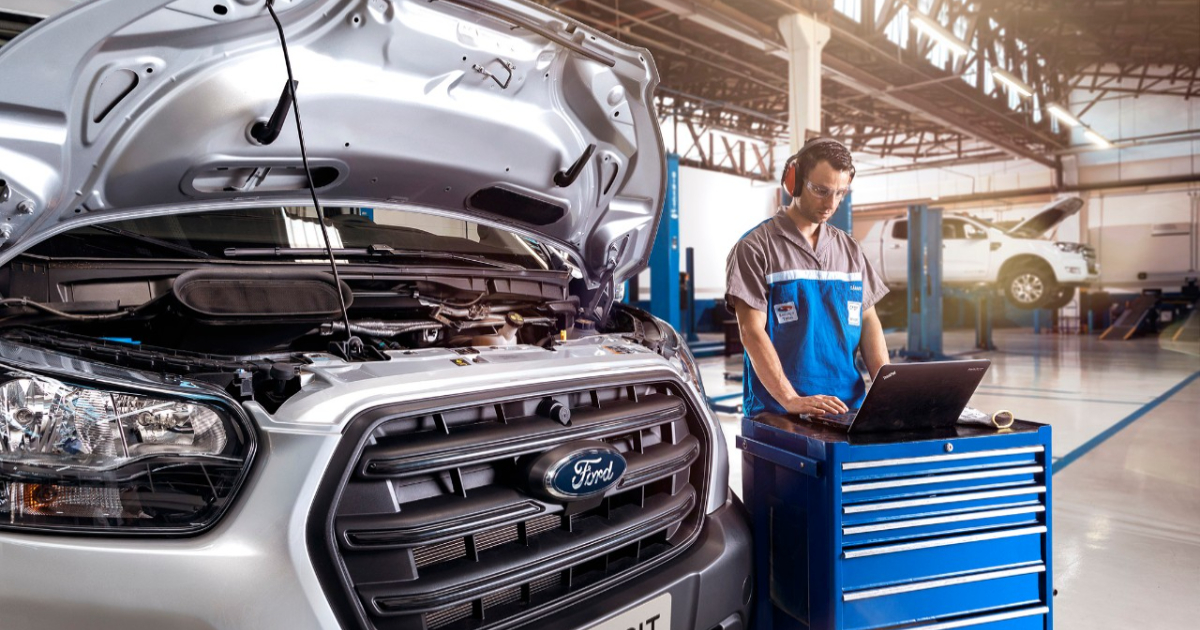 técnico mexendo em carro da ford