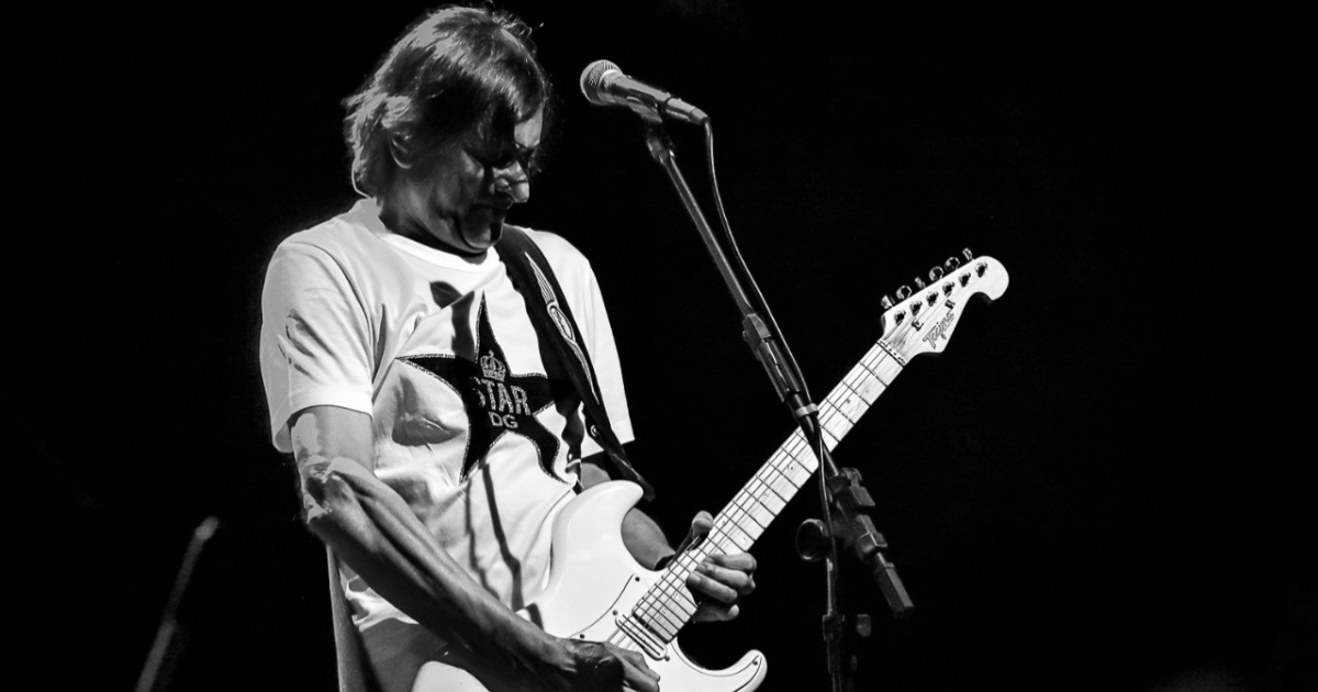 claudio venturini tocando no palco