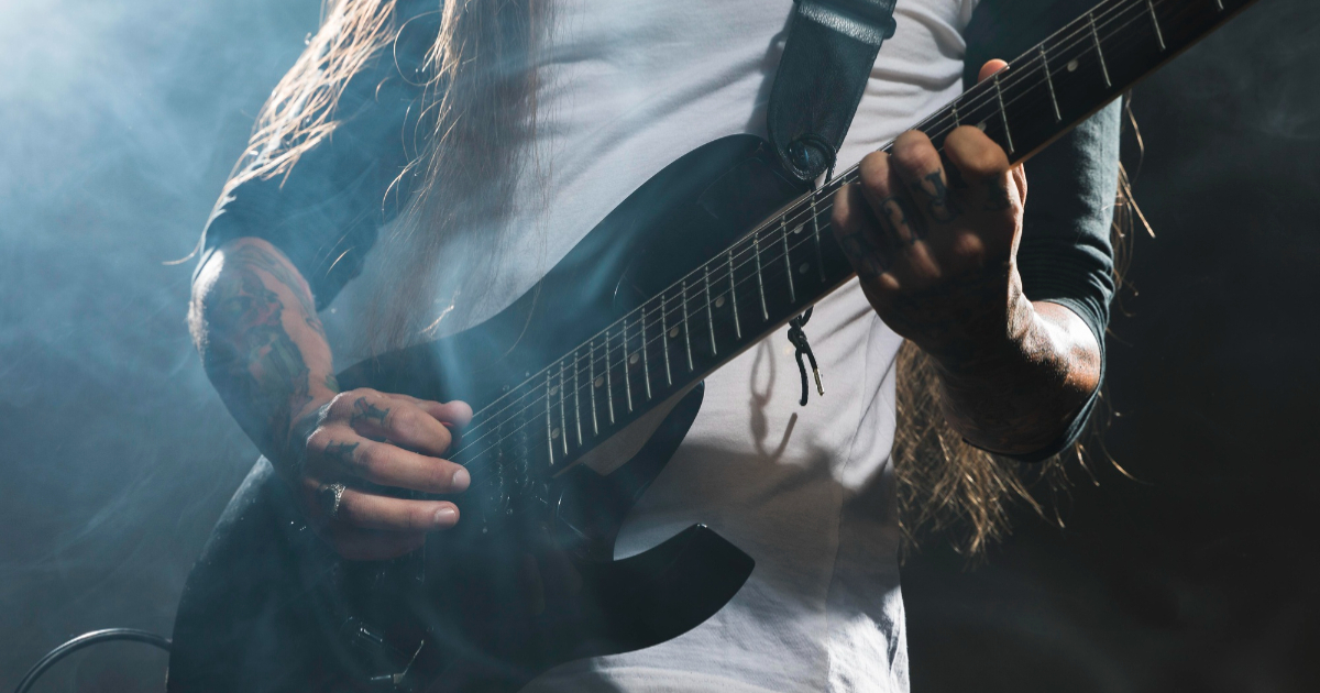 Homem tocando guitarra