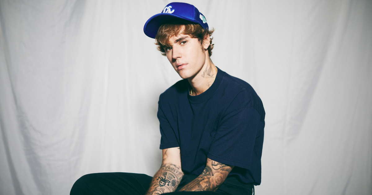 justin bieber posando