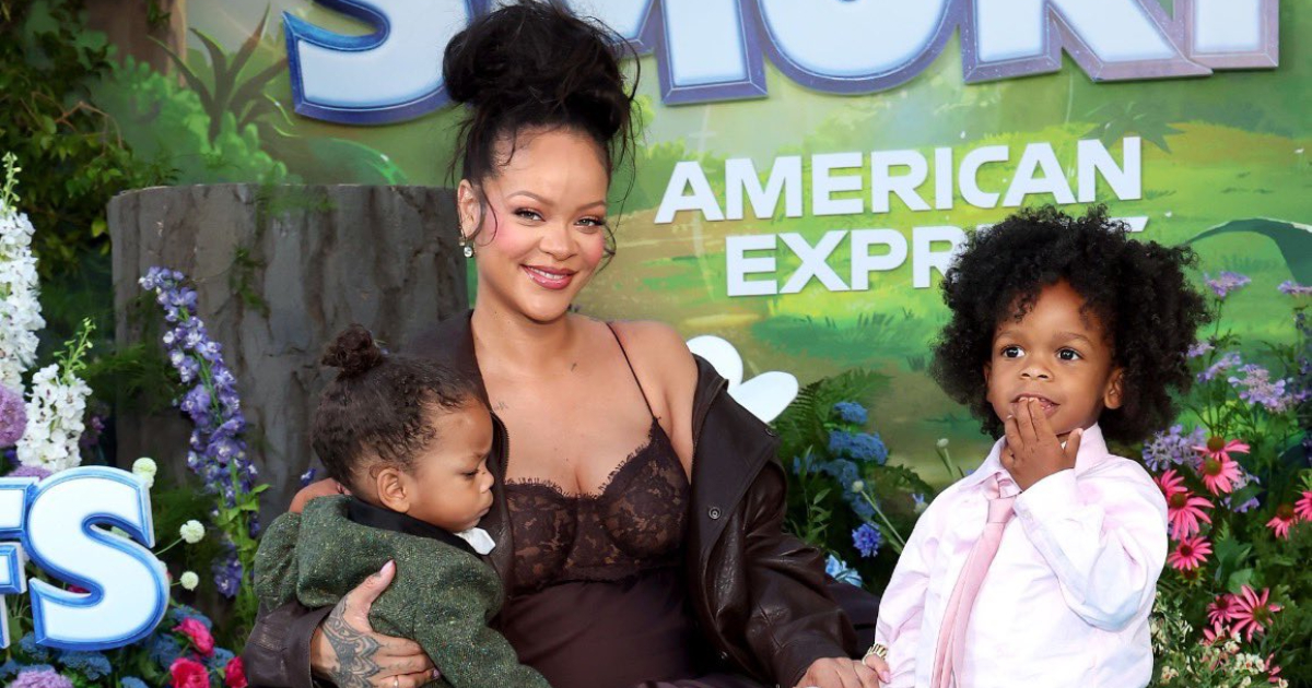 rihanna e filhos na première de smurfs