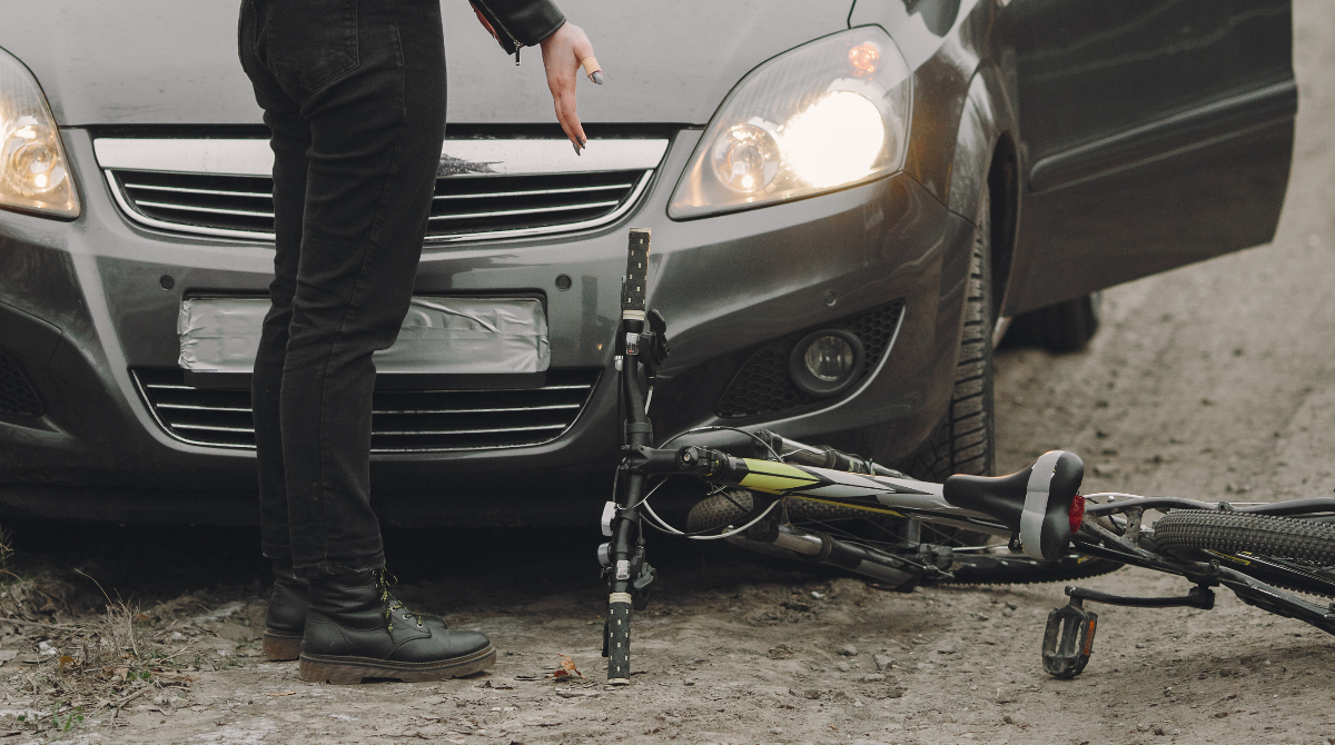 Bicicleta embaixo do carro