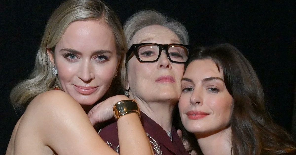 emily blunt, meryl streep e anne hathaway posando juntas