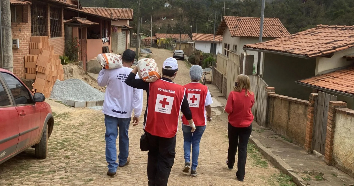 equipe da cruz vermelha ajudando comunidade