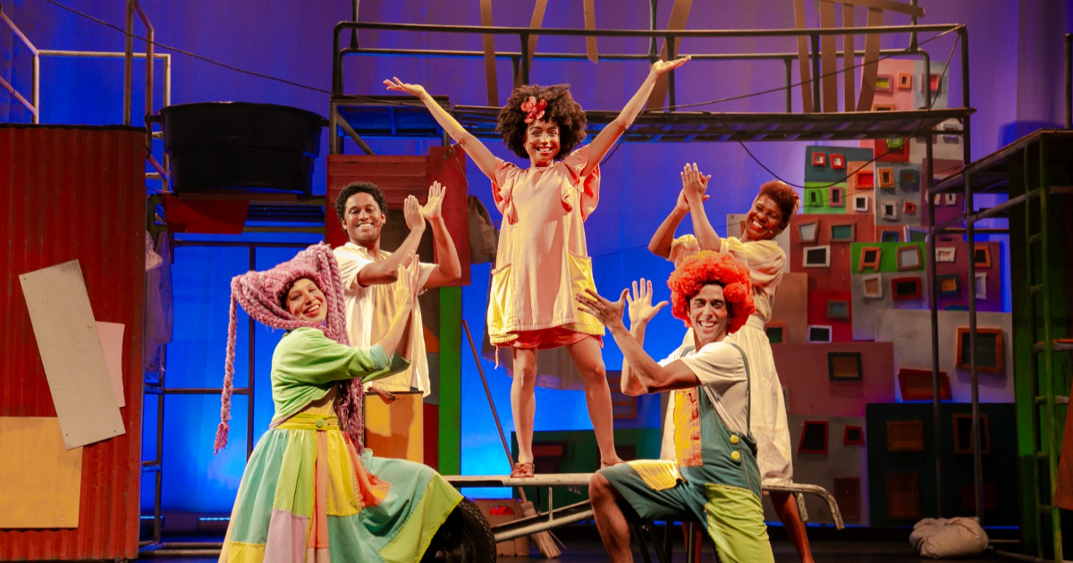 cena do musical a menina do meio do mundo