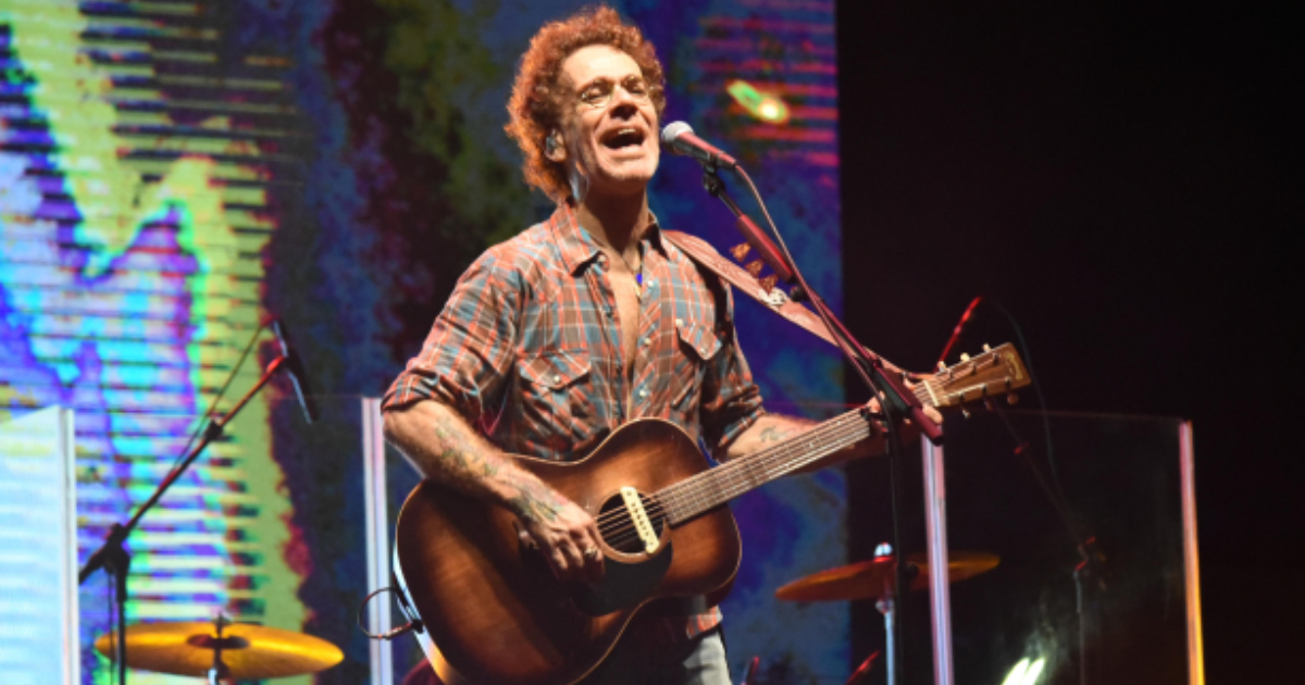 nando reis cantando no palco