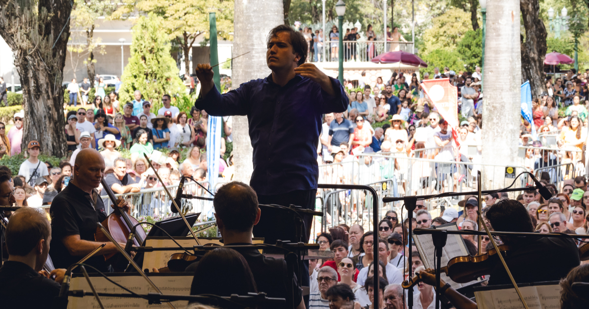 orquestra filarmônica de minas gerais tocando na praça da liberdade