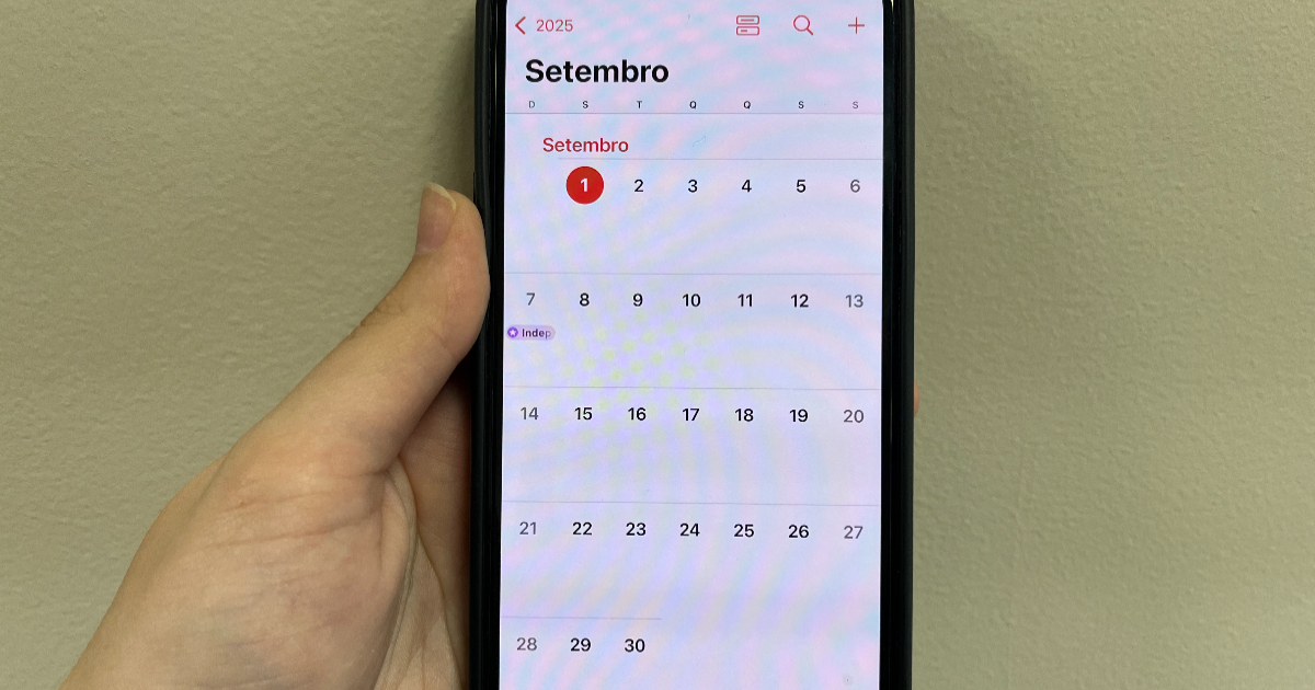 pessoa mostrando o calendário do mês de setembro