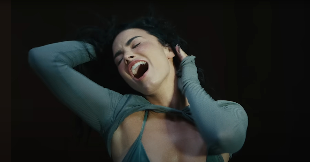 demi lovato no clipe de here all night