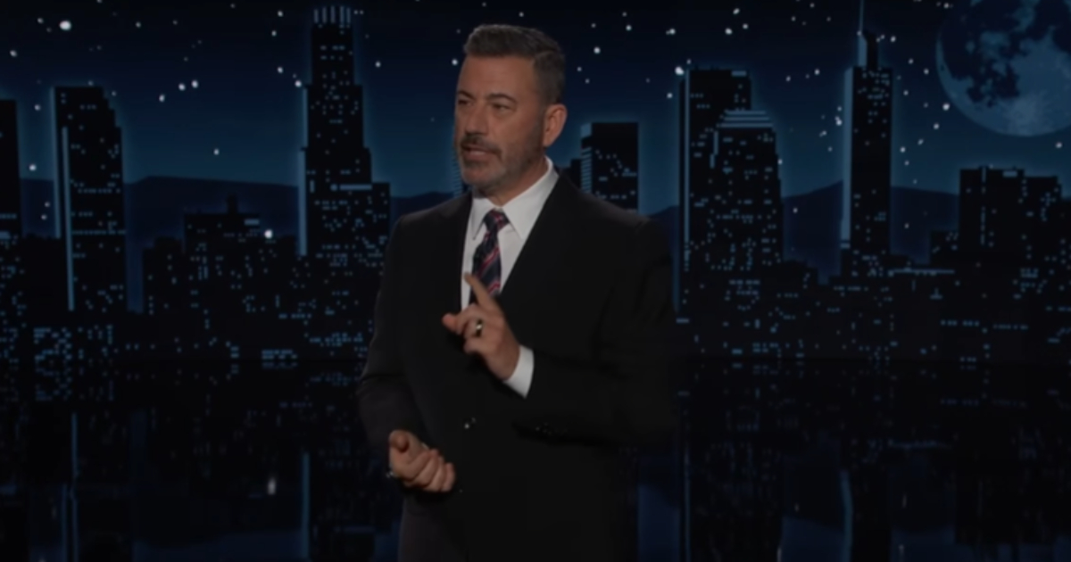 jimmy kimmel fazendo monólogo em seu programa