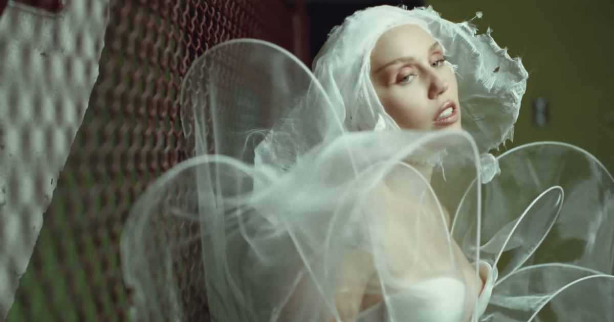 miley cyrus no clipe de secrets