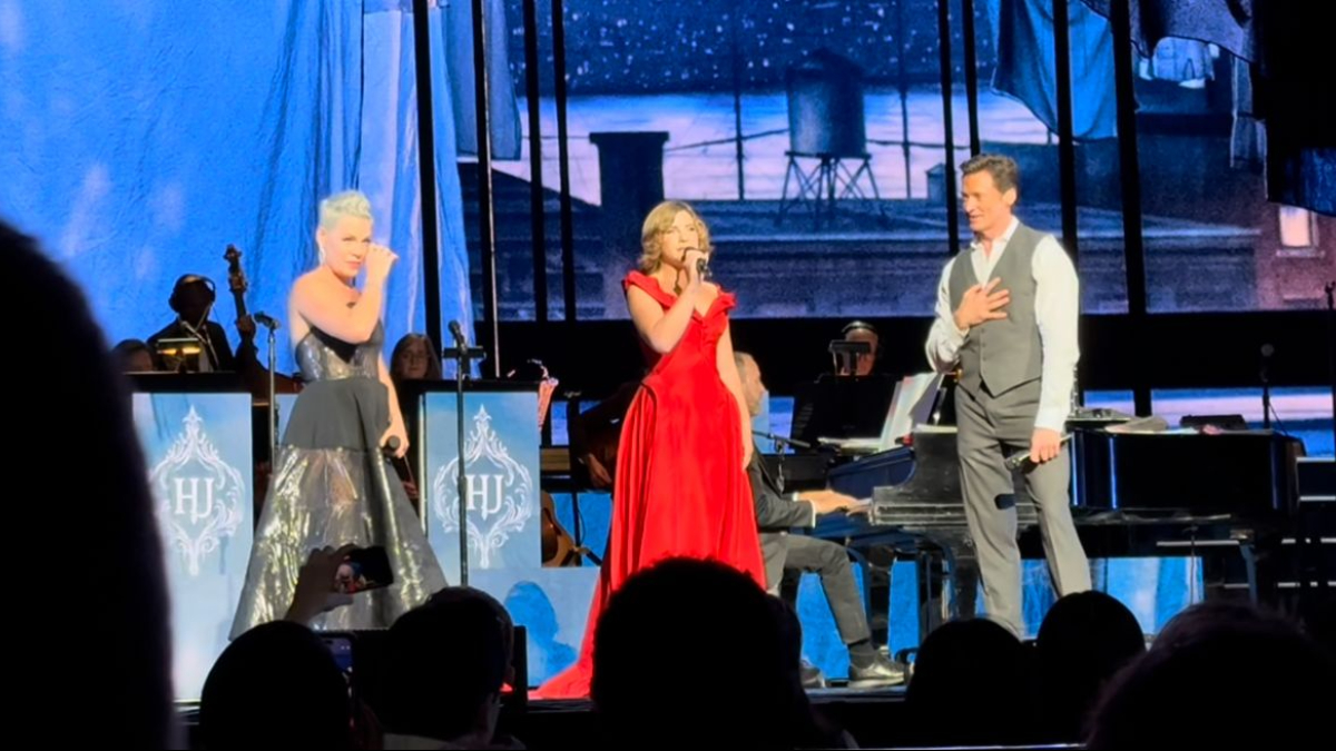 pink, willow e hugh jackman cantando no palco